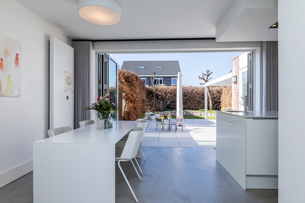 Foto - Te koop: In een rustige en kindvriendelijke woonomgeving staat deze moderne geschakelde twee-onder-een-kapwoning (bouwjaar 2011) met aangebouwde stenen garage, stijlvolle overkapping, vier slaapkamers, twee...